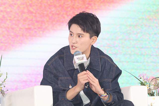 秦傲雪此时也红着脸走到叶辰面前，也施了一礼。